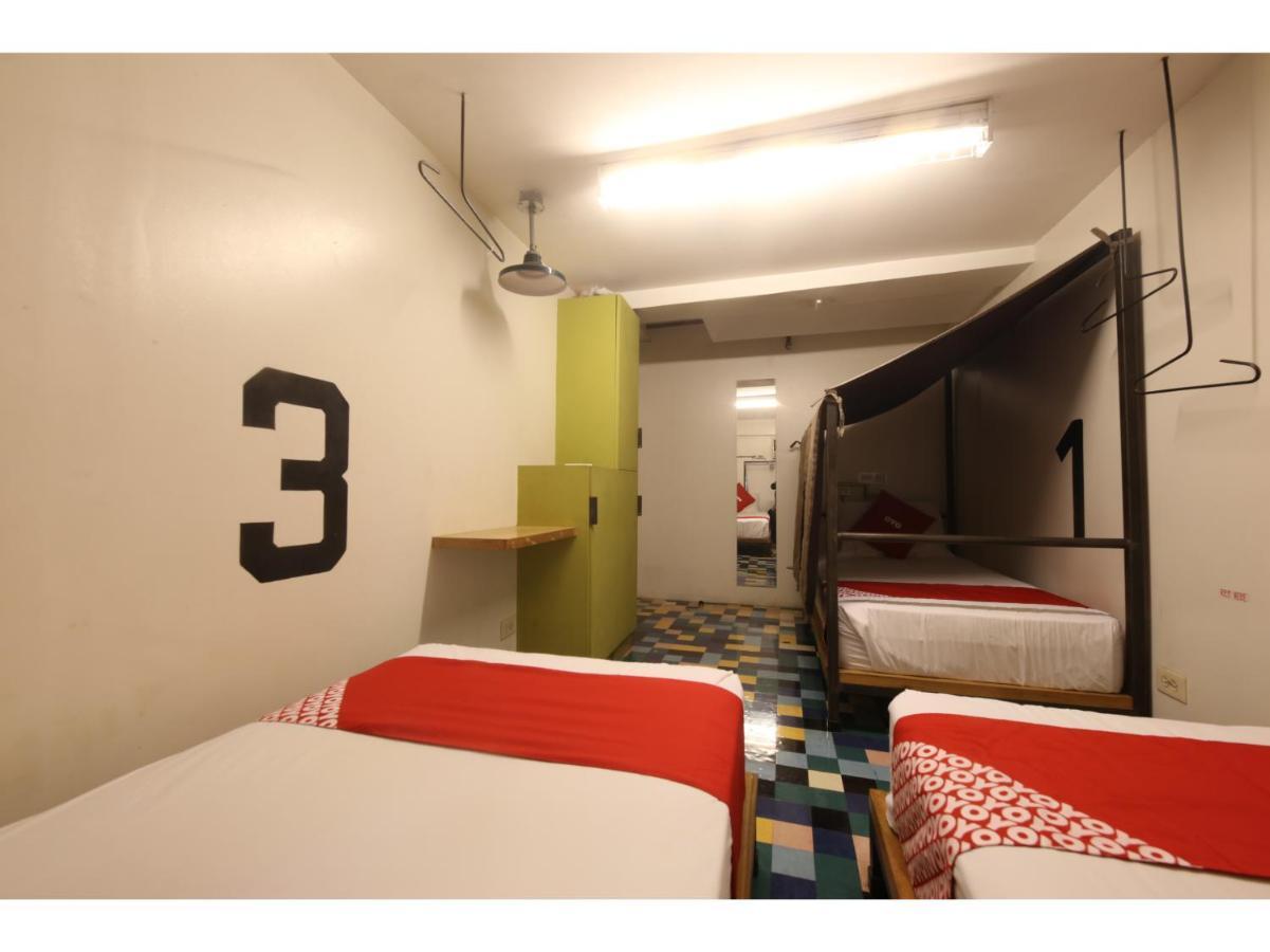 Oyo 866 Junction Hostels Manila Exterior foto